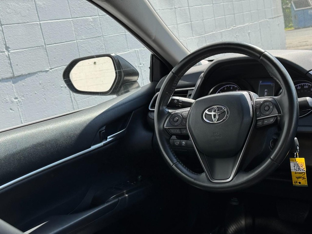 Toyota Camry Vehicle Full-screen Gallery Image 12