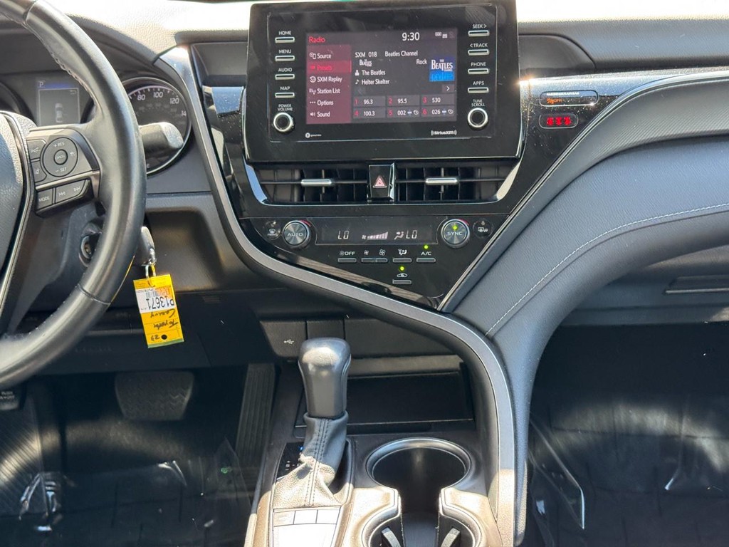 Toyota Camry Vehicle Full-screen Gallery Image 13