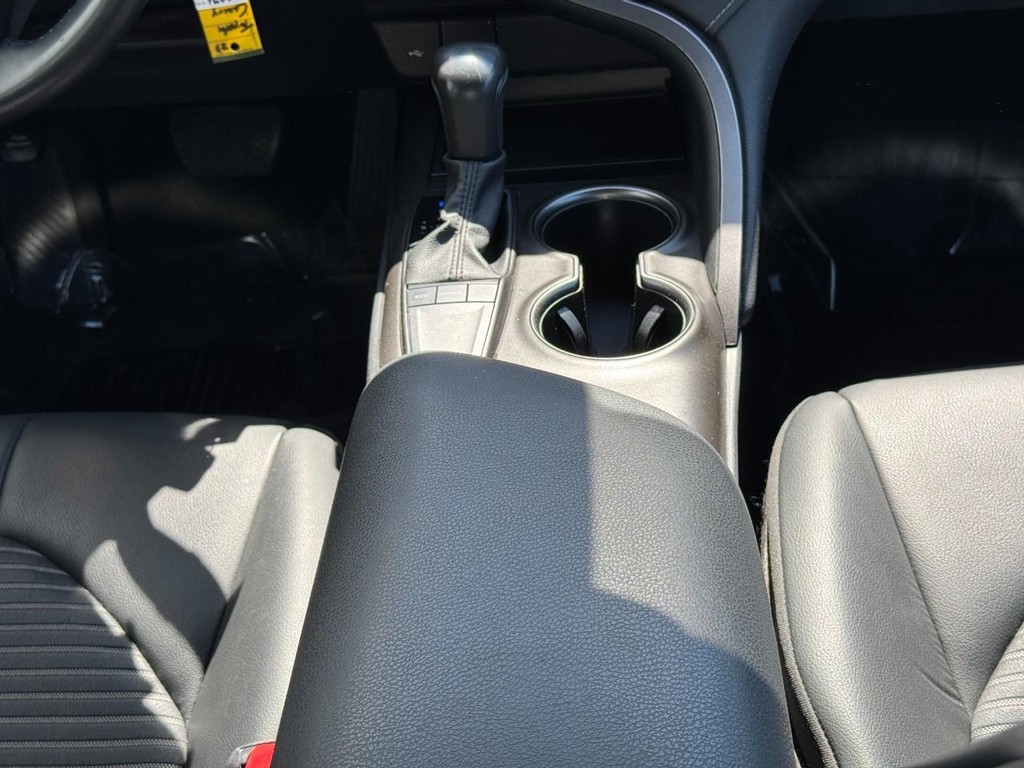 Toyota Camry Vehicle Full-screen Gallery Image 14