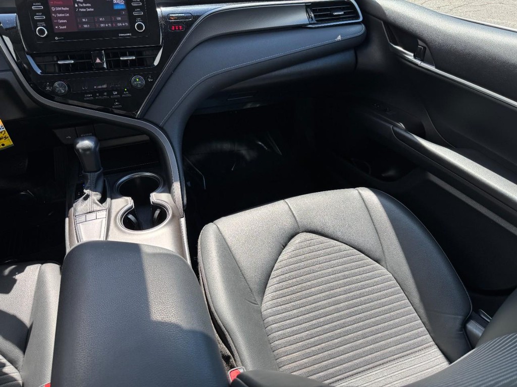 Toyota Camry Vehicle Full-screen Gallery Image 15