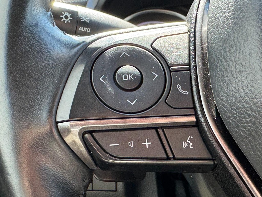 Toyota Camry Vehicle Full-screen Gallery Image 16