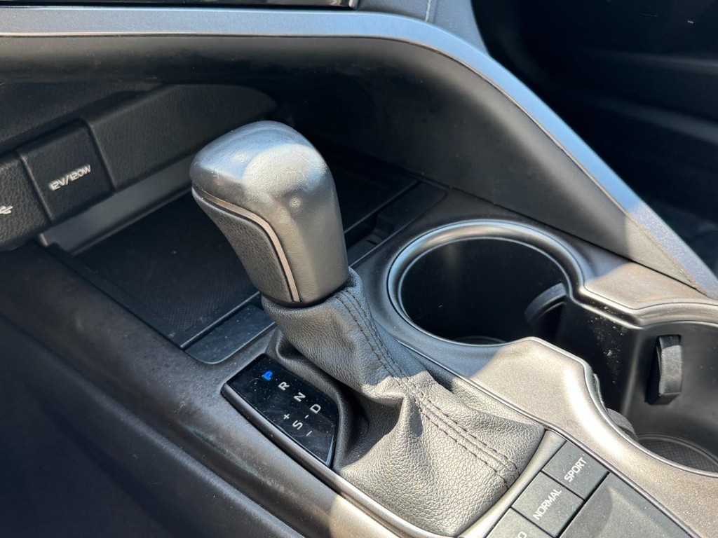 Toyota Camry Vehicle Full-screen Gallery Image 19