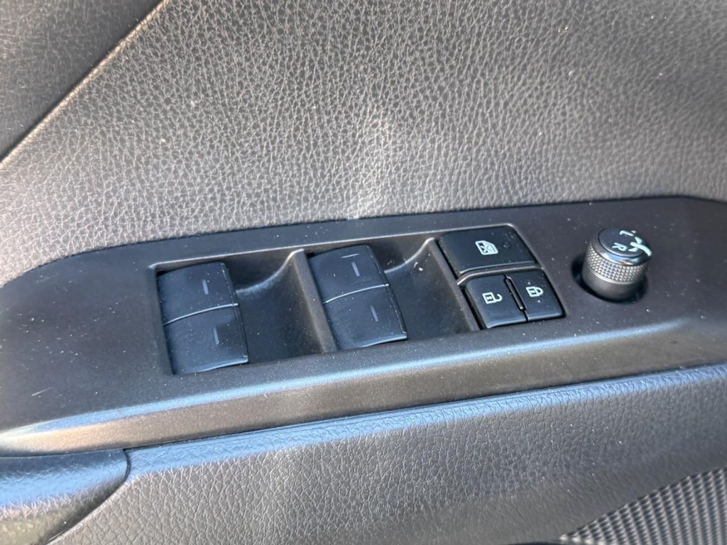 Toyota Camry Vehicle Full-screen Gallery Image 21