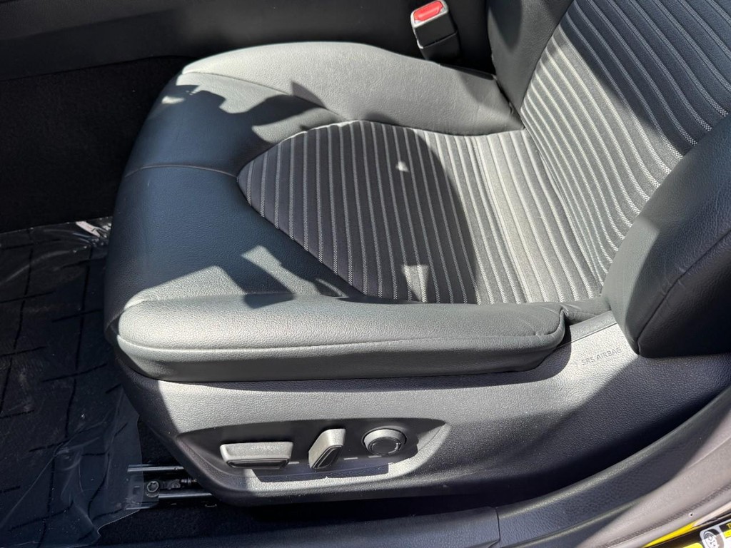 Toyota Camry Vehicle Full-screen Gallery Image 22