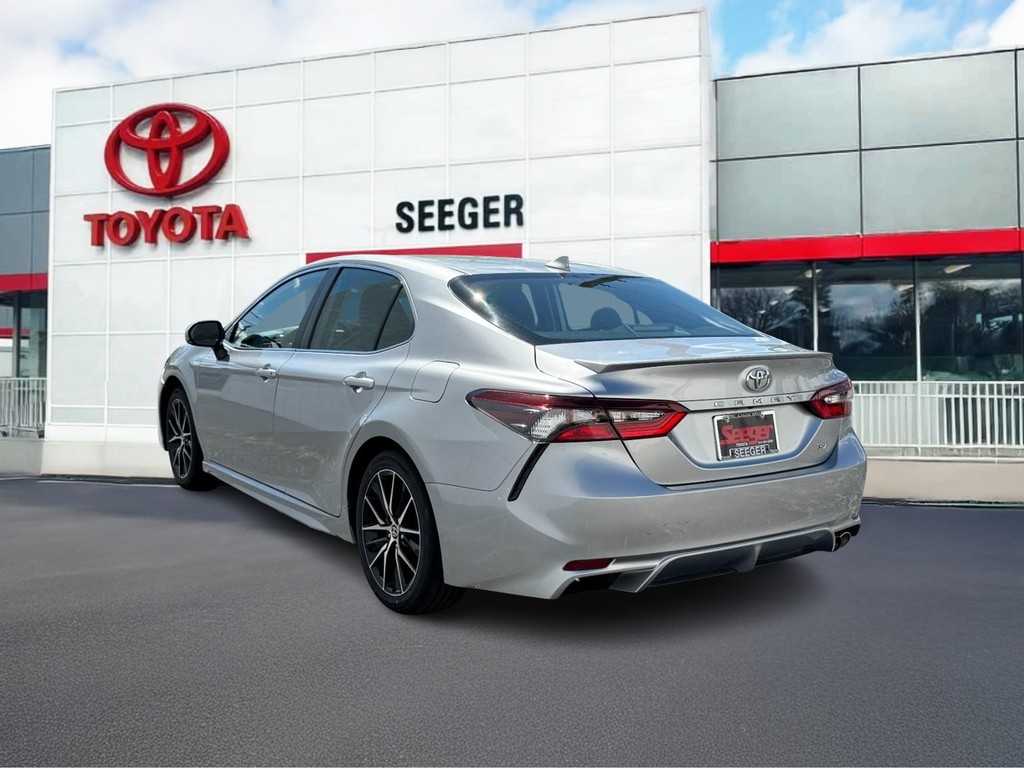 Toyota Camry Vehicle Full-screen Gallery Image 04
