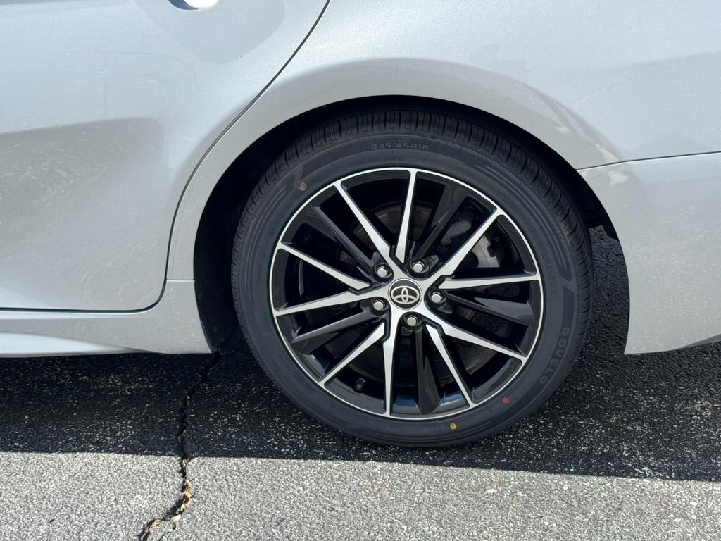 Toyota Camry Vehicle Full-screen Gallery Image 05