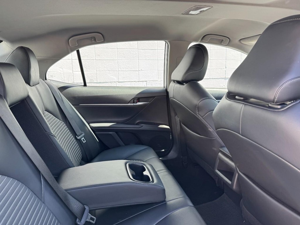 Toyota Camry Vehicle Full-screen Gallery Image 10