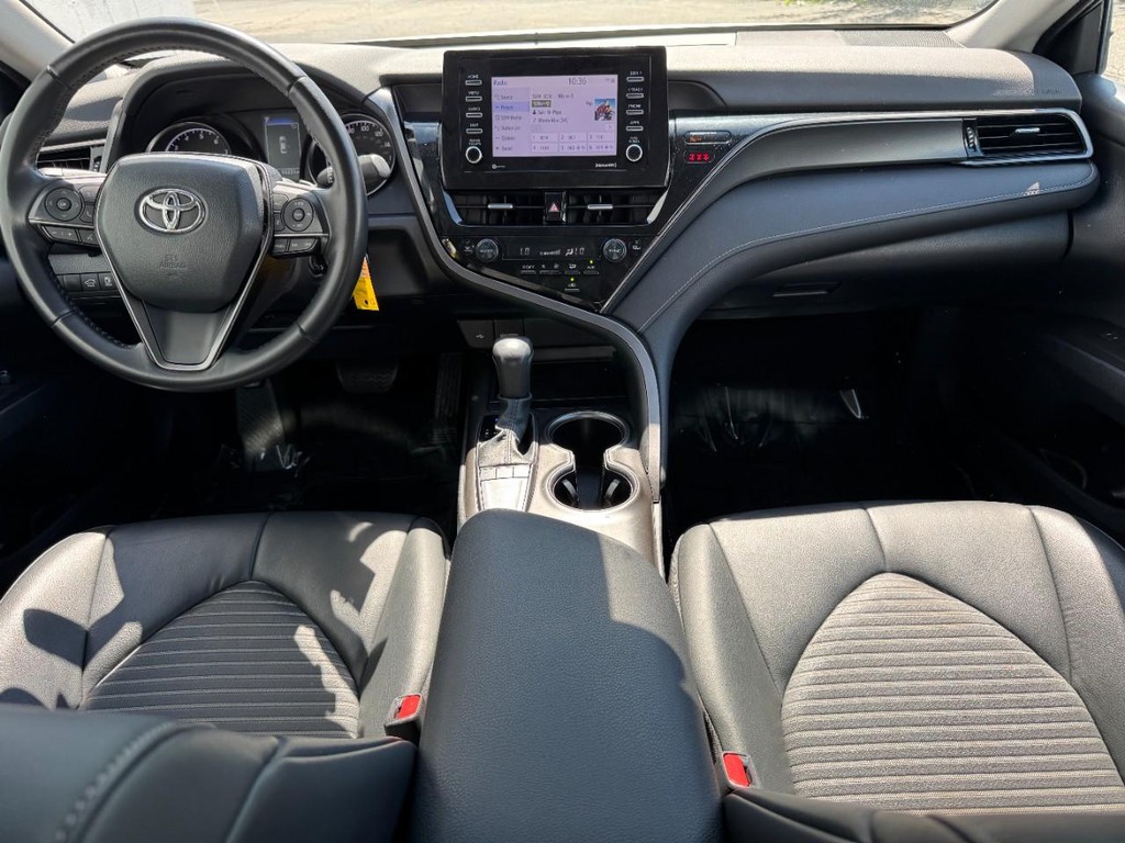 Toyota Camry Vehicle Full-screen Gallery Image 11