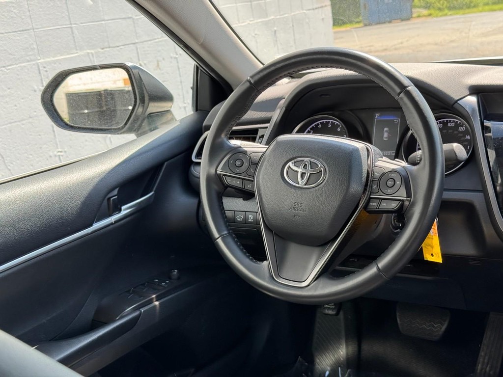 Toyota Camry Vehicle Full-screen Gallery Image 12