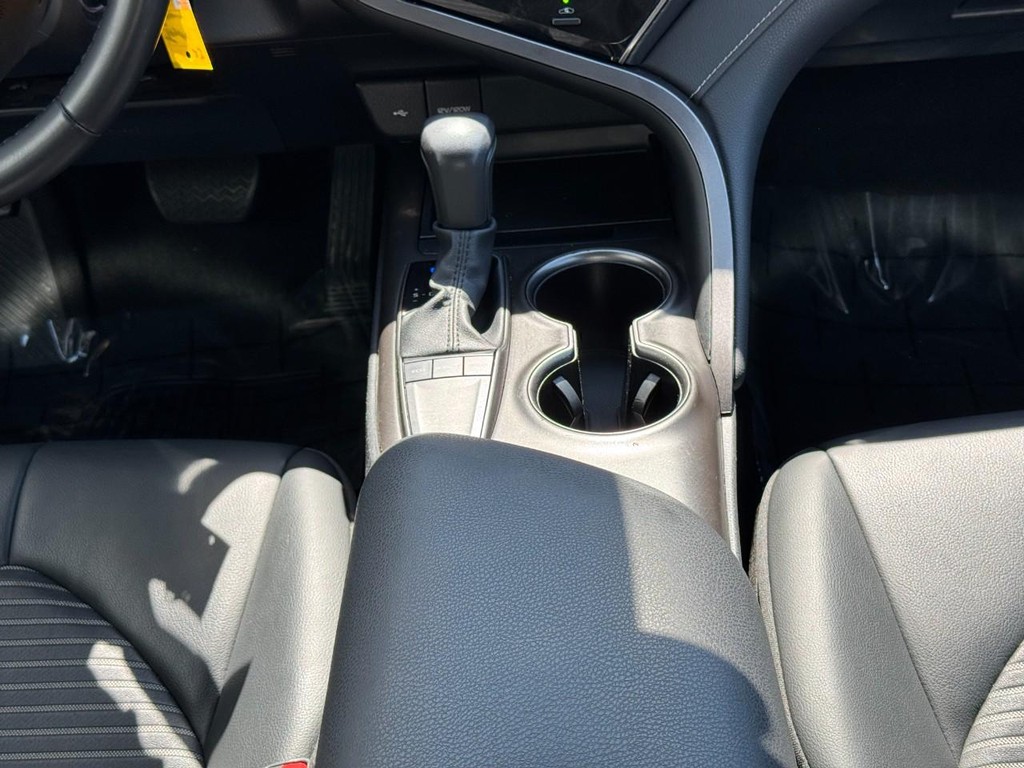 Toyota Camry Vehicle Full-screen Gallery Image 14