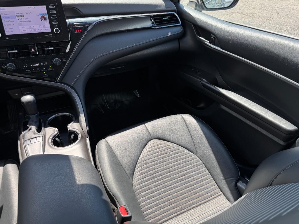 Toyota Camry Vehicle Full-screen Gallery Image 15