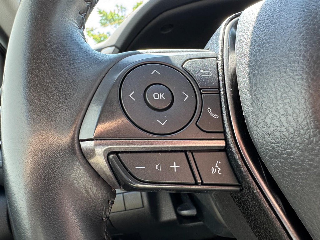 Toyota Camry Vehicle Full-screen Gallery Image 16