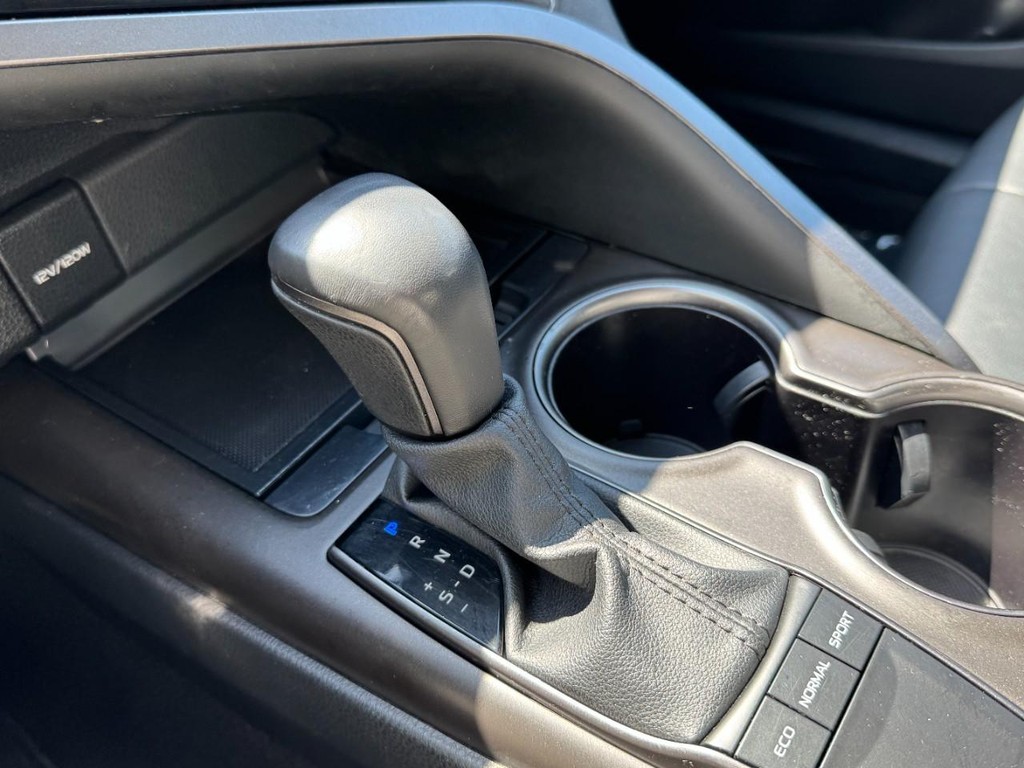 Toyota Camry Vehicle Full-screen Gallery Image 19