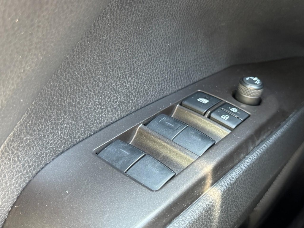 Toyota Camry Vehicle Full-screen Gallery Image 21