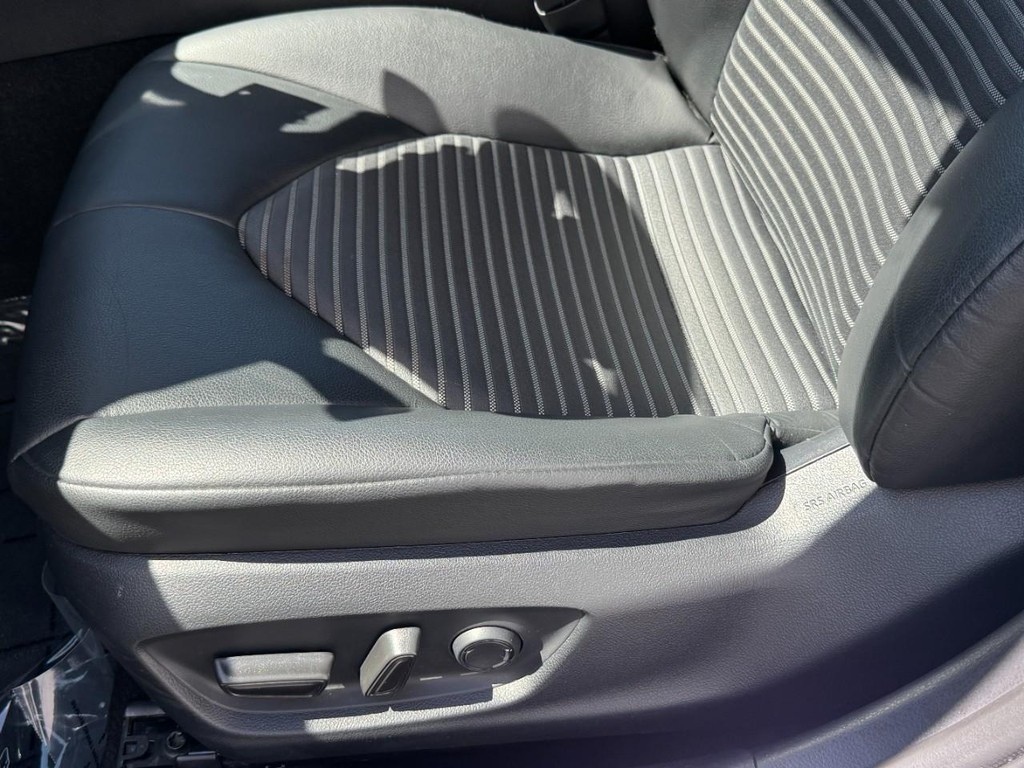 Toyota Camry Vehicle Full-screen Gallery Image 22