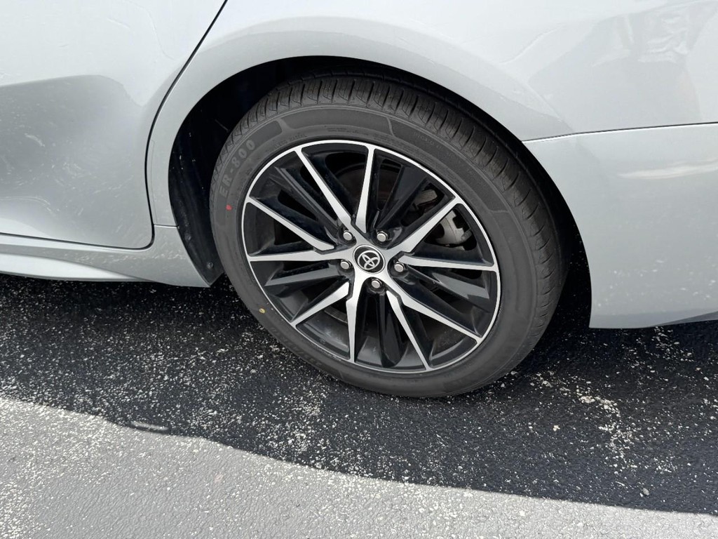 Toyota Camry Vehicle Full-screen Gallery Image 05