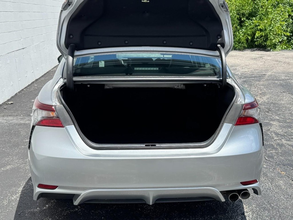 Toyota Camry Vehicle Full-screen Gallery Image 08