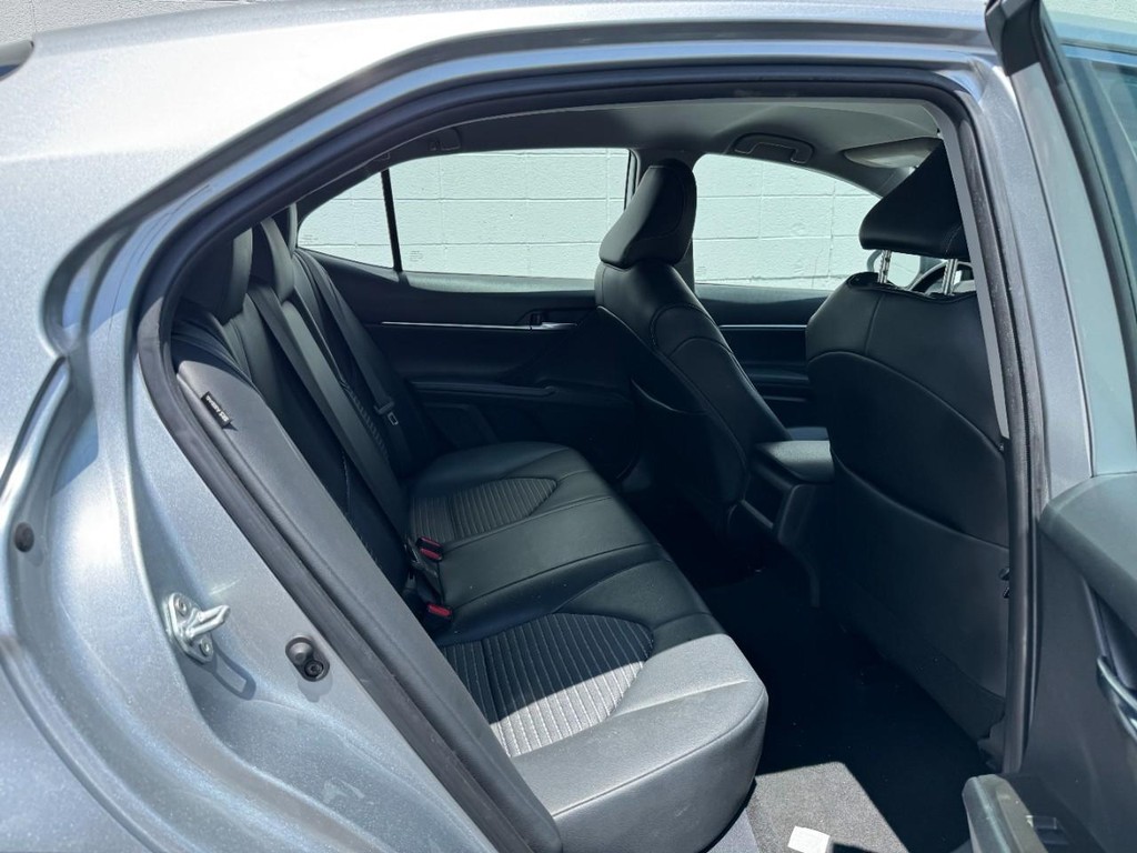 Toyota Camry Vehicle Full-screen Gallery Image 10