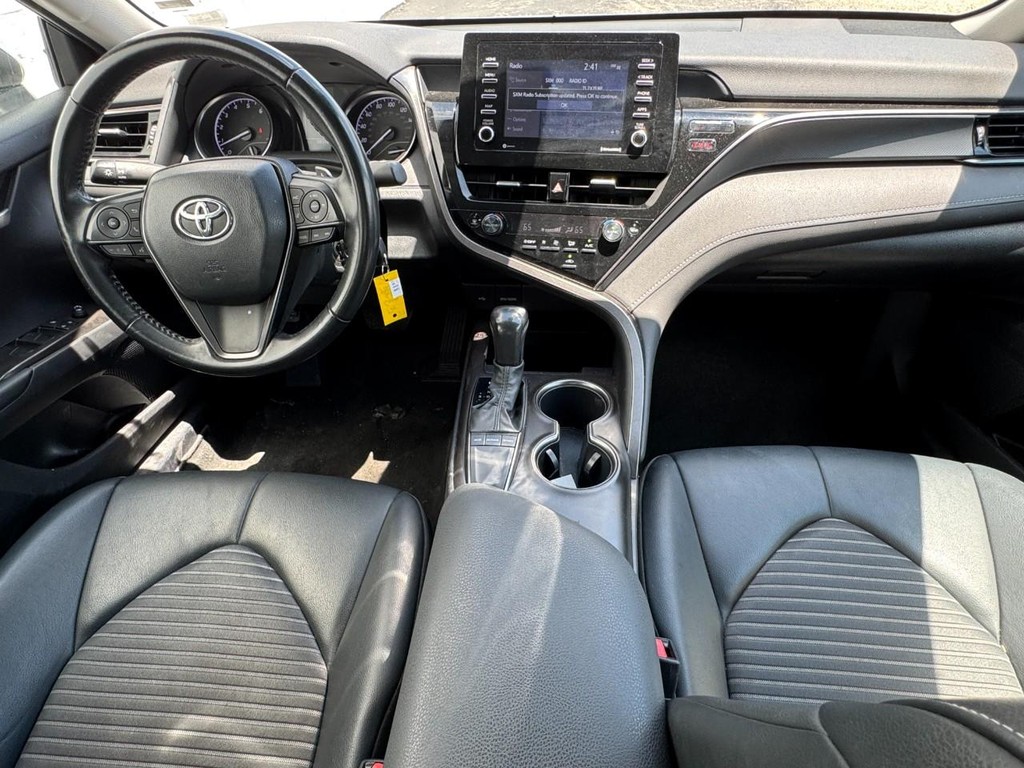 Toyota Camry Vehicle Full-screen Gallery Image 11