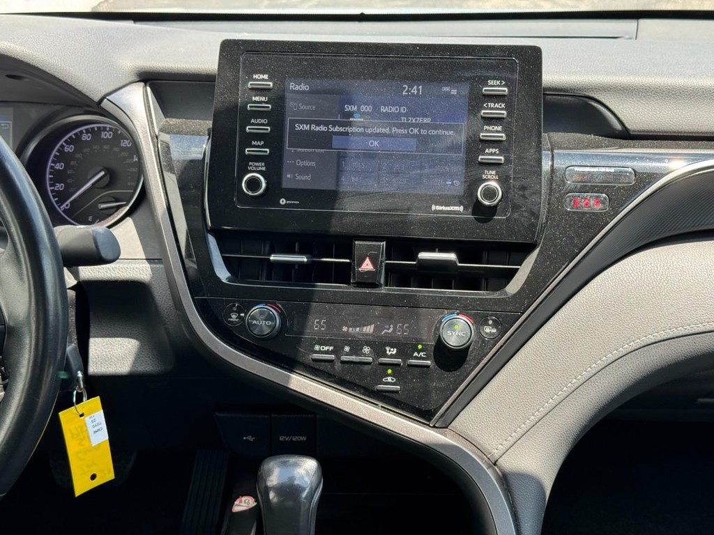 Toyota Camry Vehicle Full-screen Gallery Image 13