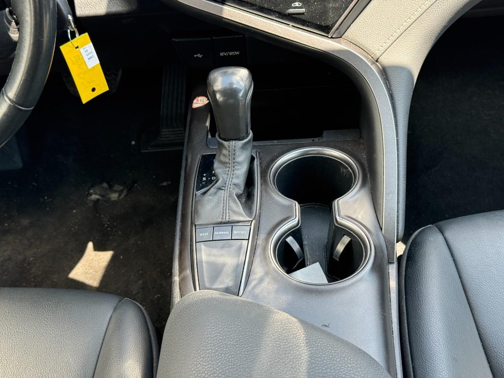 Toyota Camry Vehicle Full-screen Gallery Image 14