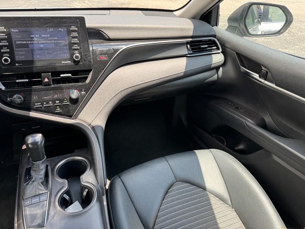 Toyota Camry Vehicle Full-screen Gallery Image 15