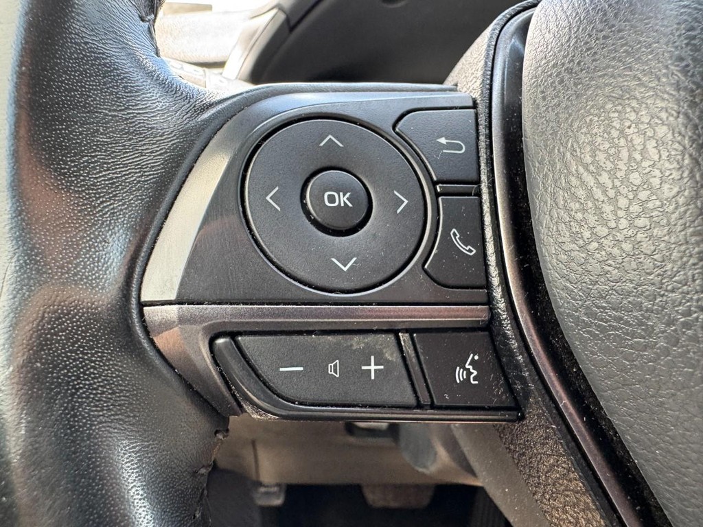 Toyota Camry Vehicle Full-screen Gallery Image 16