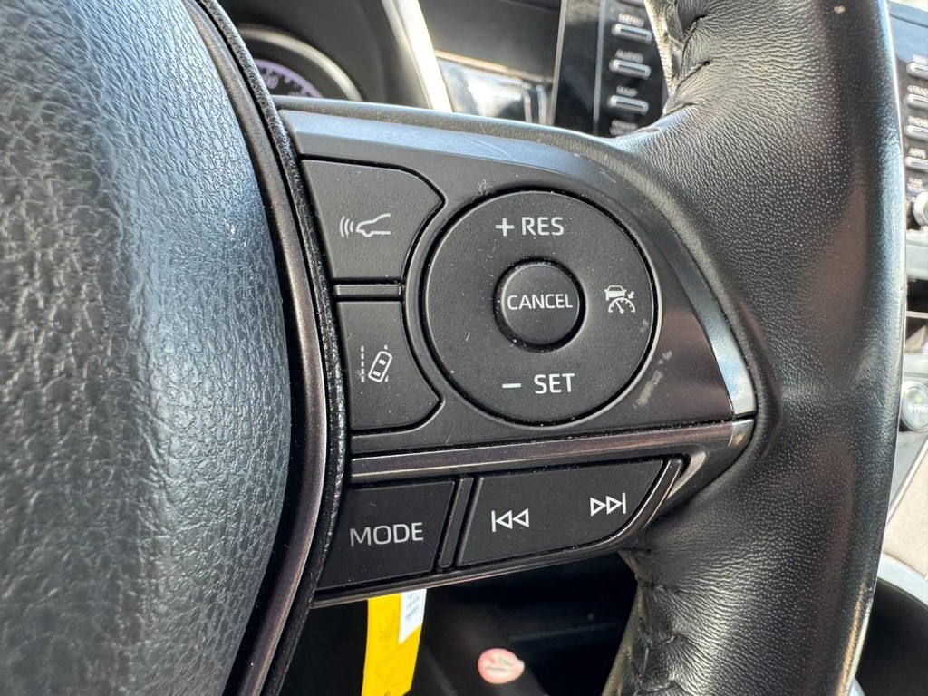 Toyota Camry Vehicle Full-screen Gallery Image 17