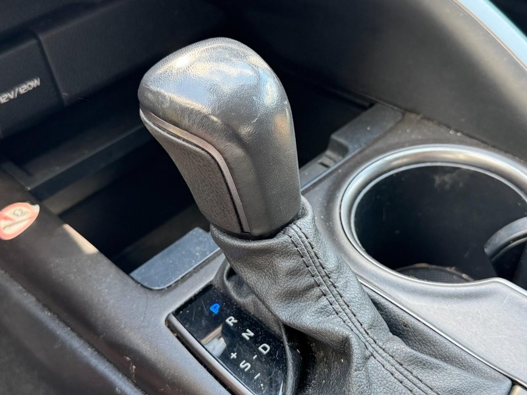 Toyota Camry Vehicle Full-screen Gallery Image 19