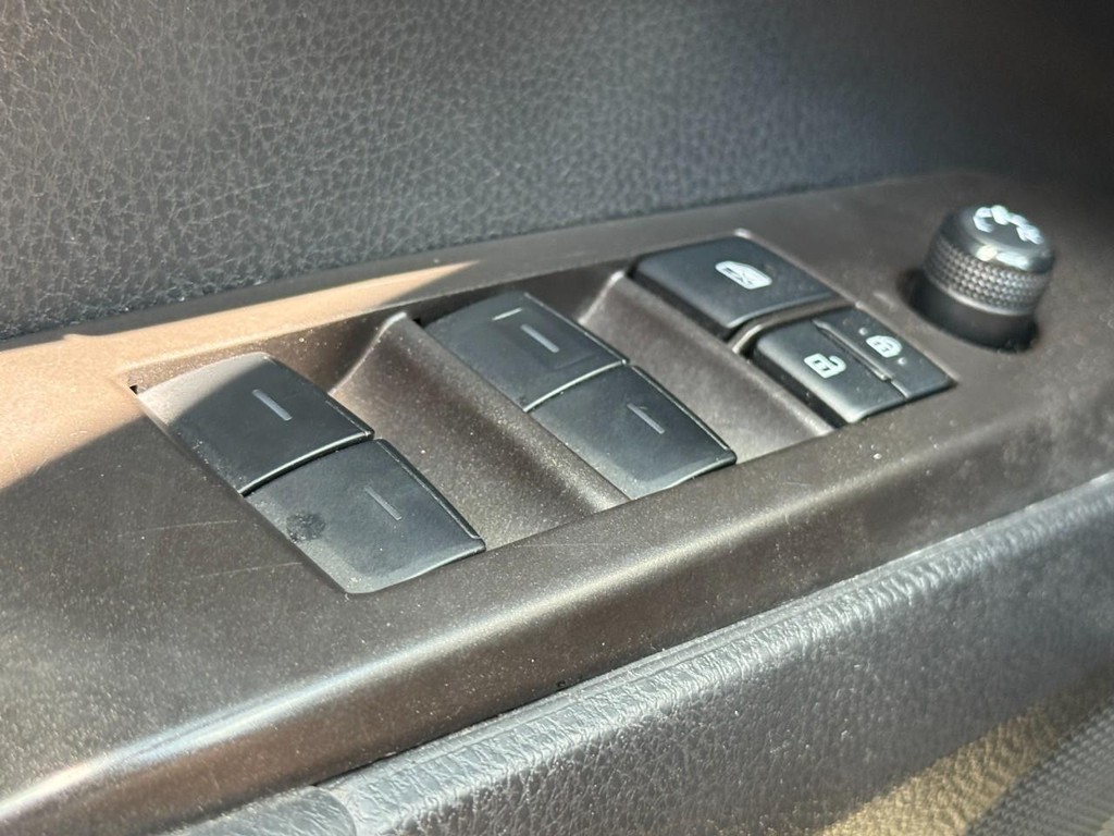 Toyota Camry Vehicle Full-screen Gallery Image 22