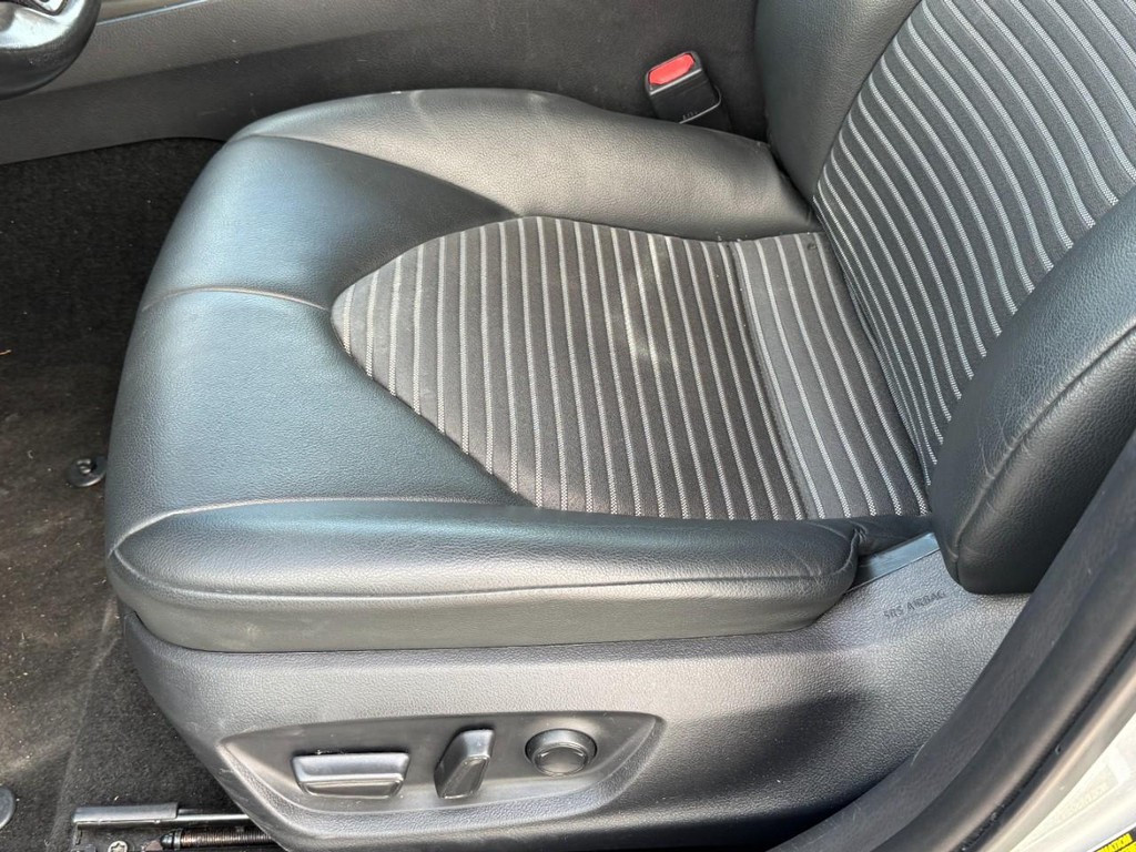 Toyota Camry Vehicle Full-screen Gallery Image 23