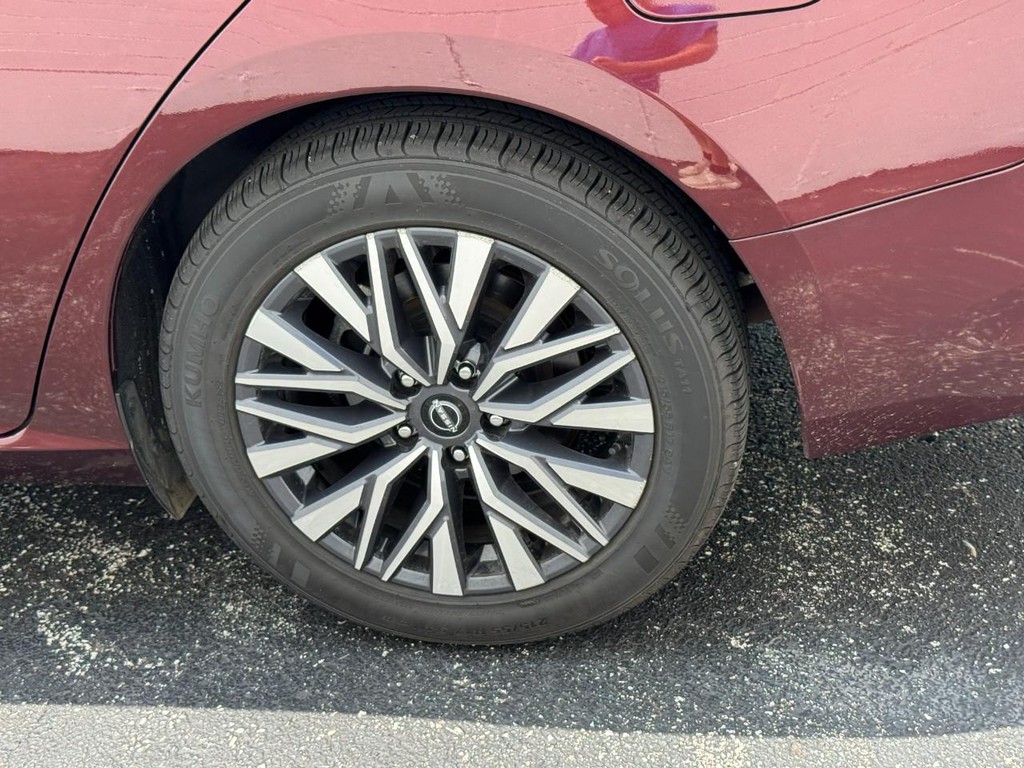 Nissan Altima Vehicle Full-screen Gallery Image 05