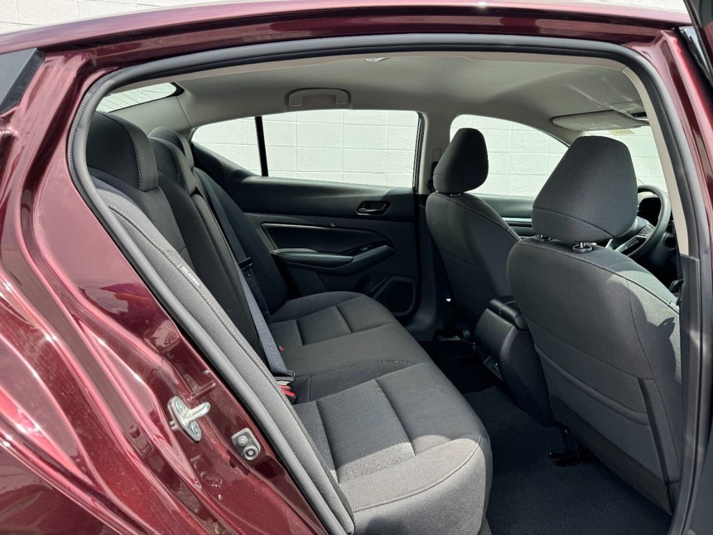 Nissan Altima Vehicle Full-screen Gallery Image 10