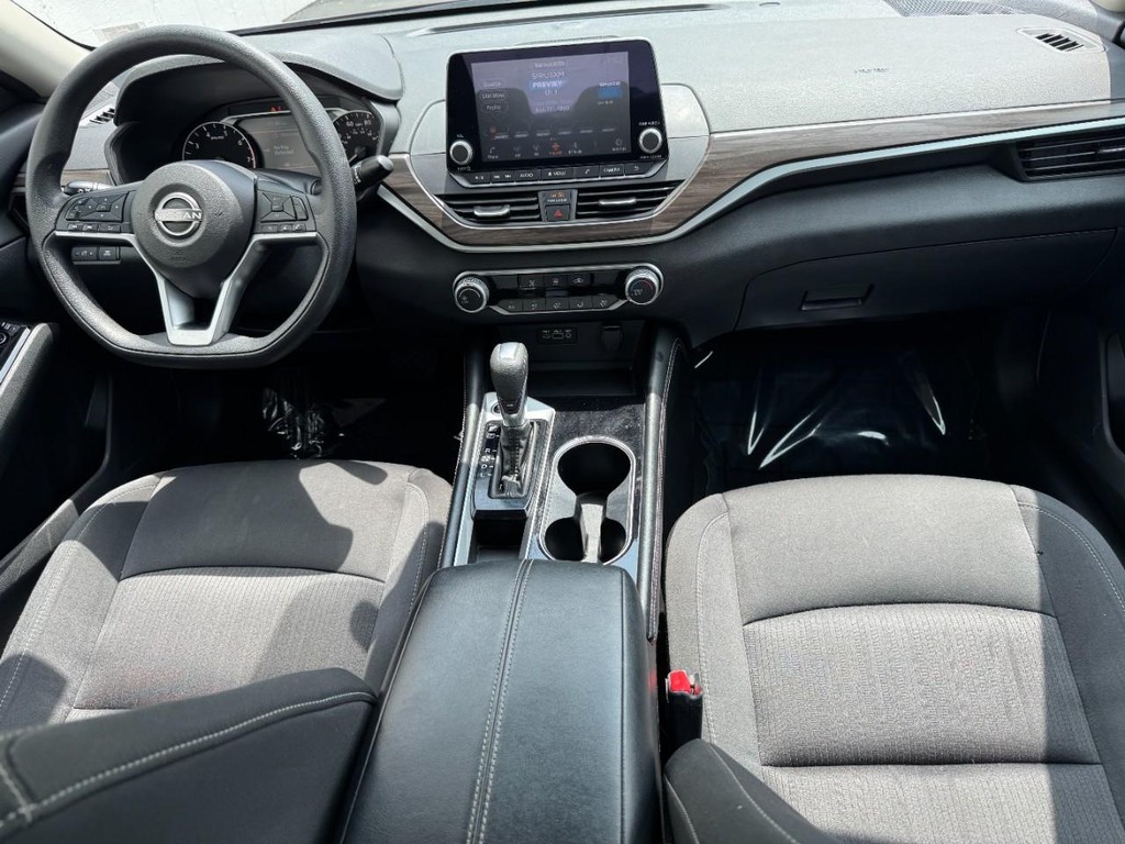 Nissan Altima Vehicle Full-screen Gallery Image 11