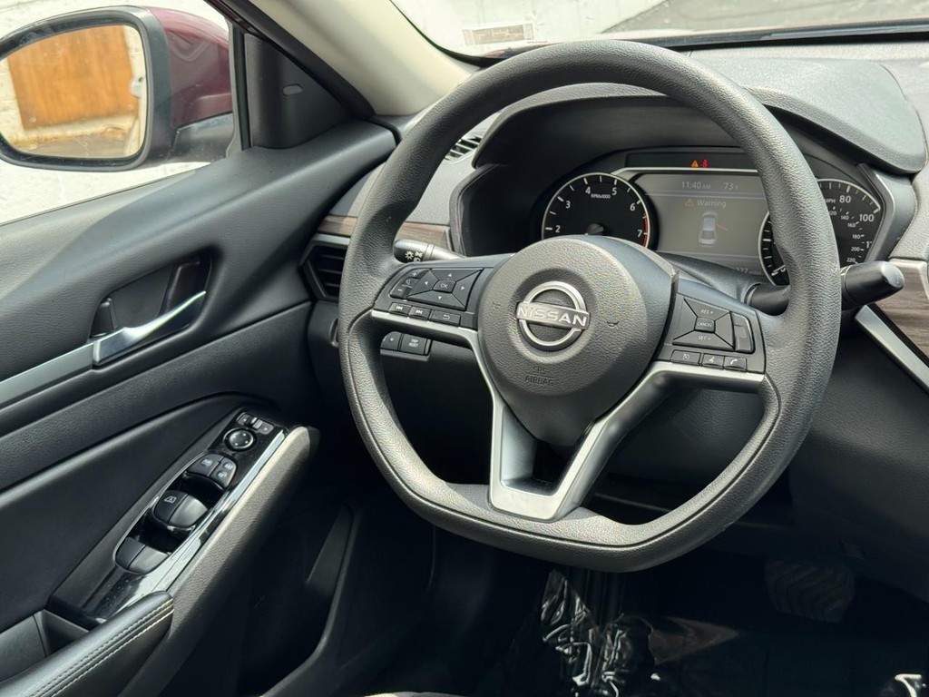 Nissan Altima Vehicle Full-screen Gallery Image 12