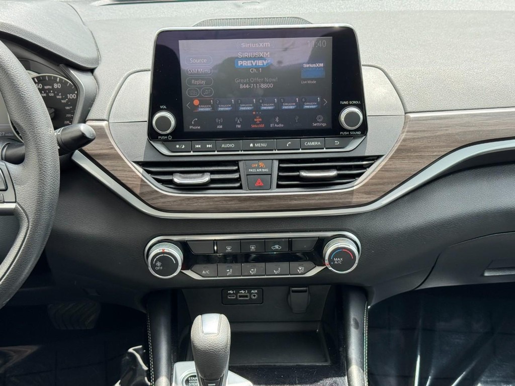 Nissan Altima Vehicle Full-screen Gallery Image 13