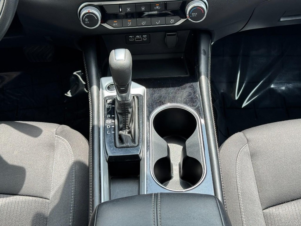 Nissan Altima Vehicle Full-screen Gallery Image 14