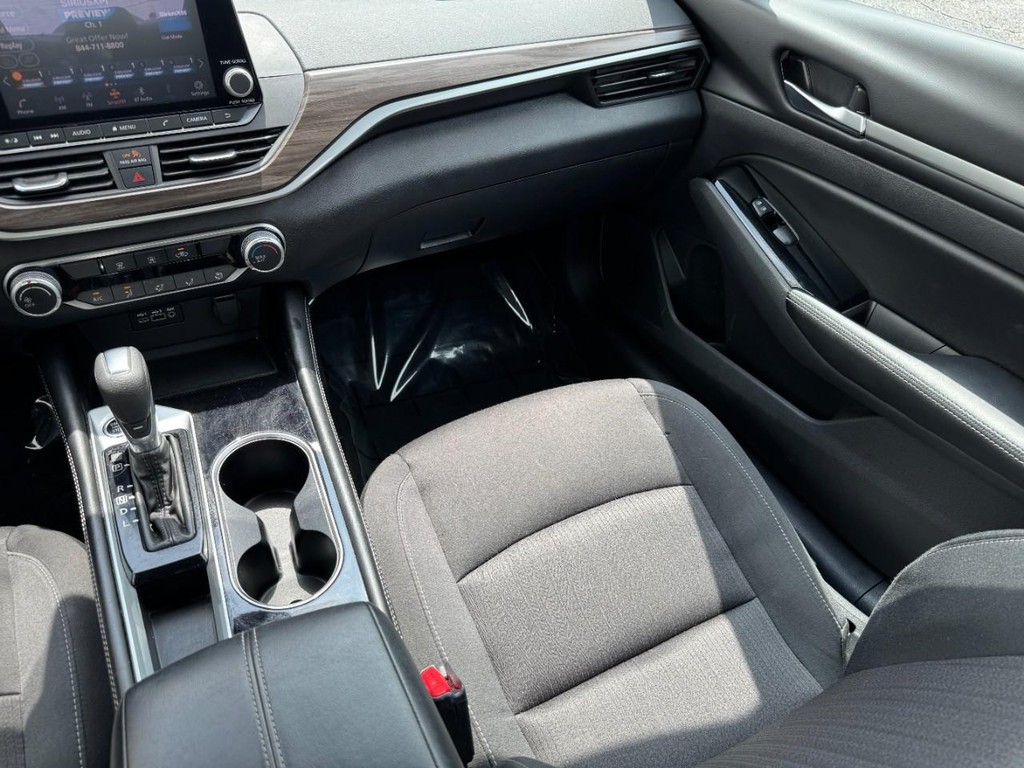 Nissan Altima Vehicle Full-screen Gallery Image 15