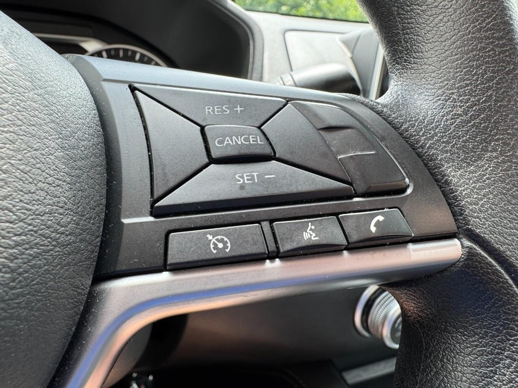 Nissan Altima Vehicle Full-screen Gallery Image 17