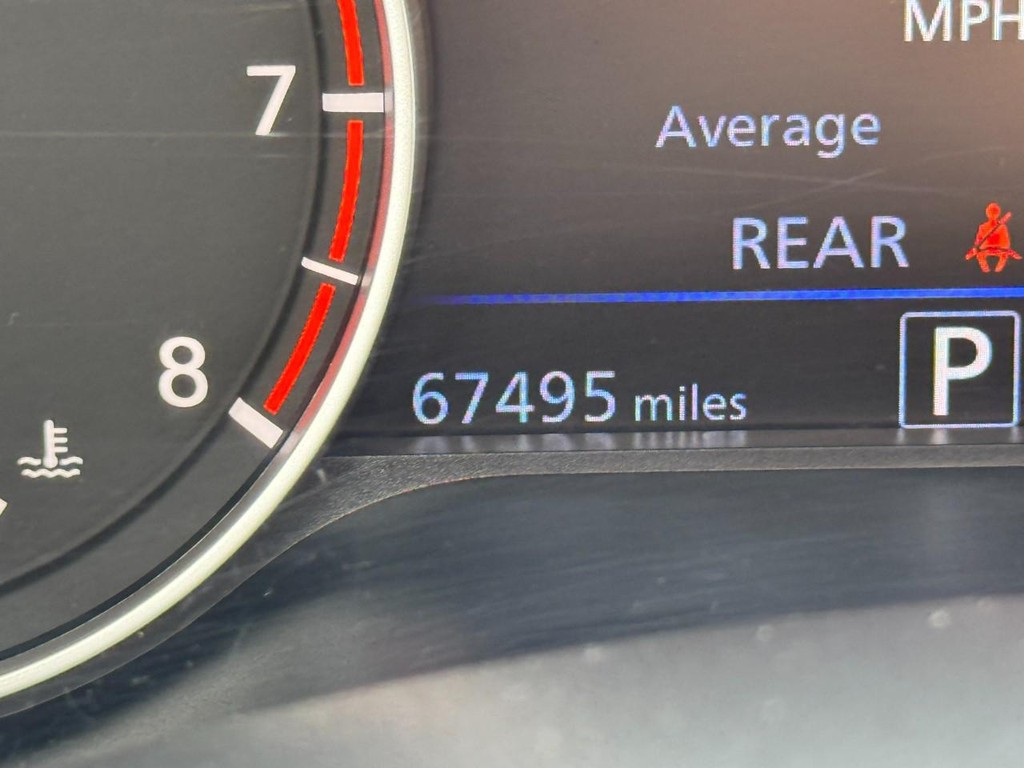 Nissan Altima Vehicle Full-screen Gallery Image 18