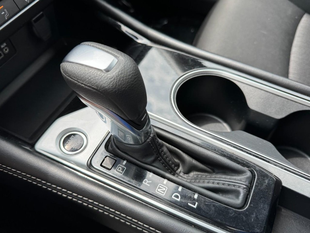 Nissan Altima Vehicle Full-screen Gallery Image 19