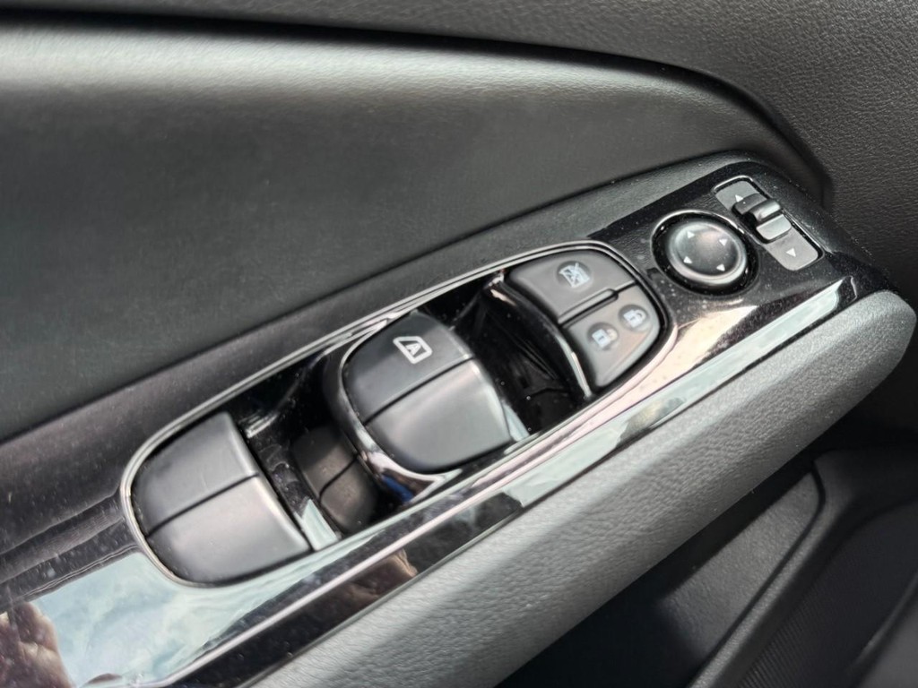 Nissan Altima Vehicle Full-screen Gallery Image 21