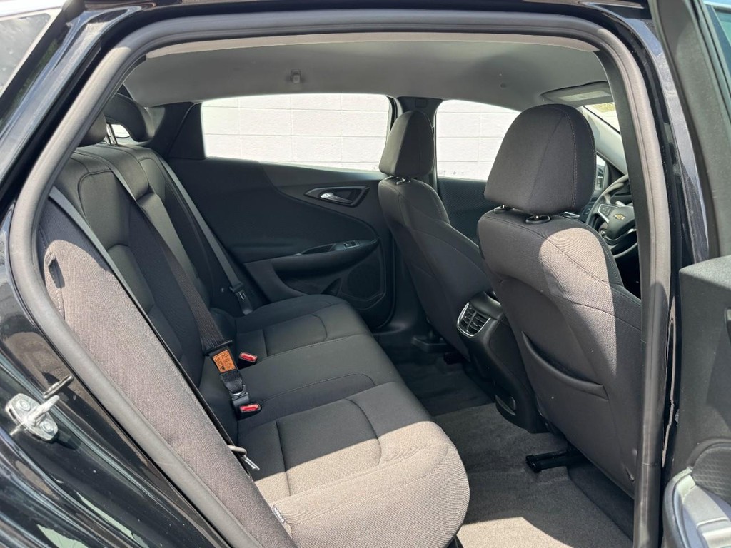 Chevrolet Malibu Vehicle Full-screen Gallery Image 10