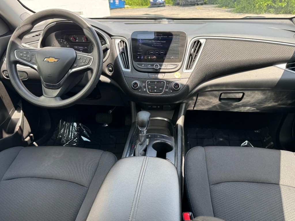 Chevrolet Malibu Vehicle Full-screen Gallery Image 11