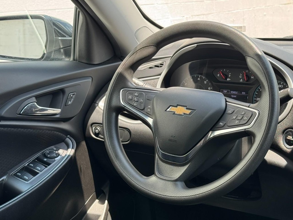 Chevrolet Malibu Vehicle Full-screen Gallery Image 12