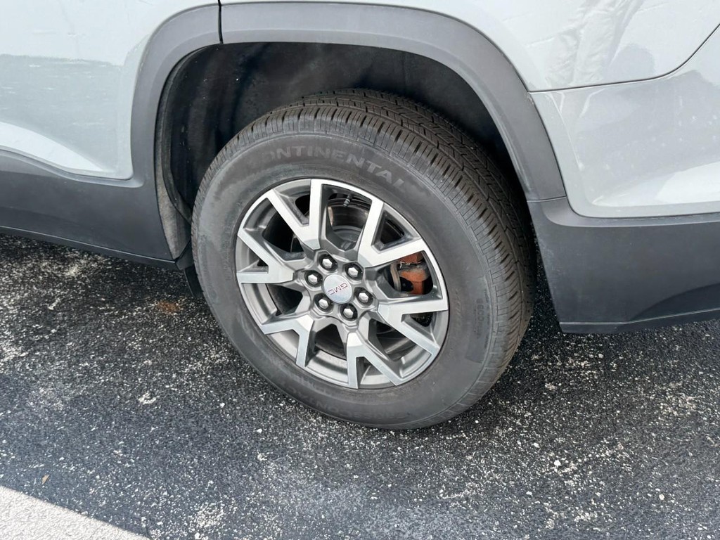 GMC Acadia Vehicle Full-screen Gallery Image 05