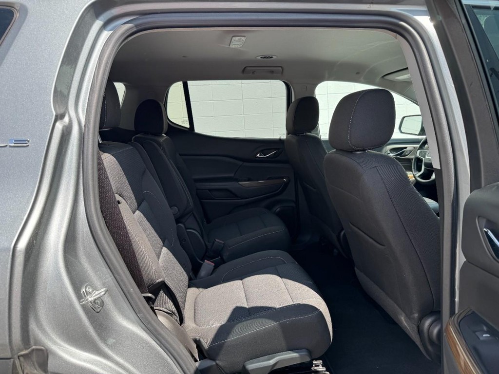 GMC Acadia Vehicle Full-screen Gallery Image 10