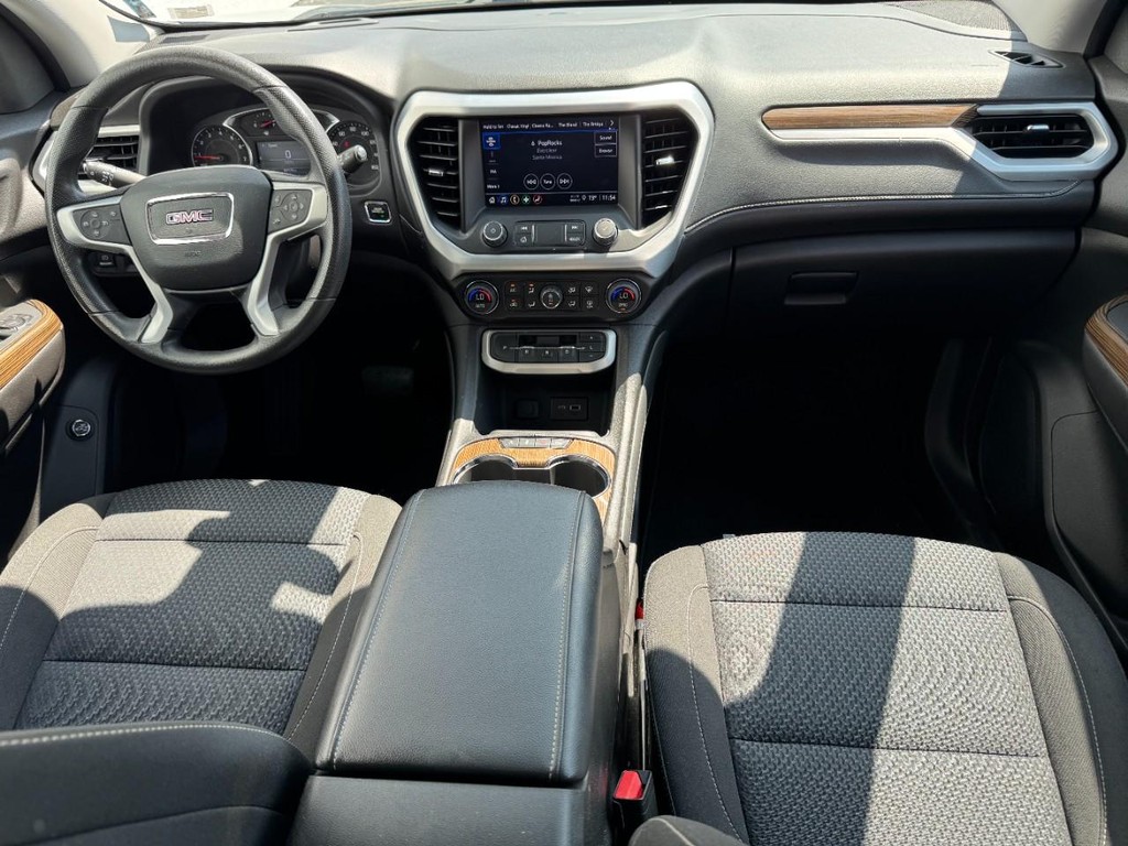 GMC Acadia Vehicle Full-screen Gallery Image 11