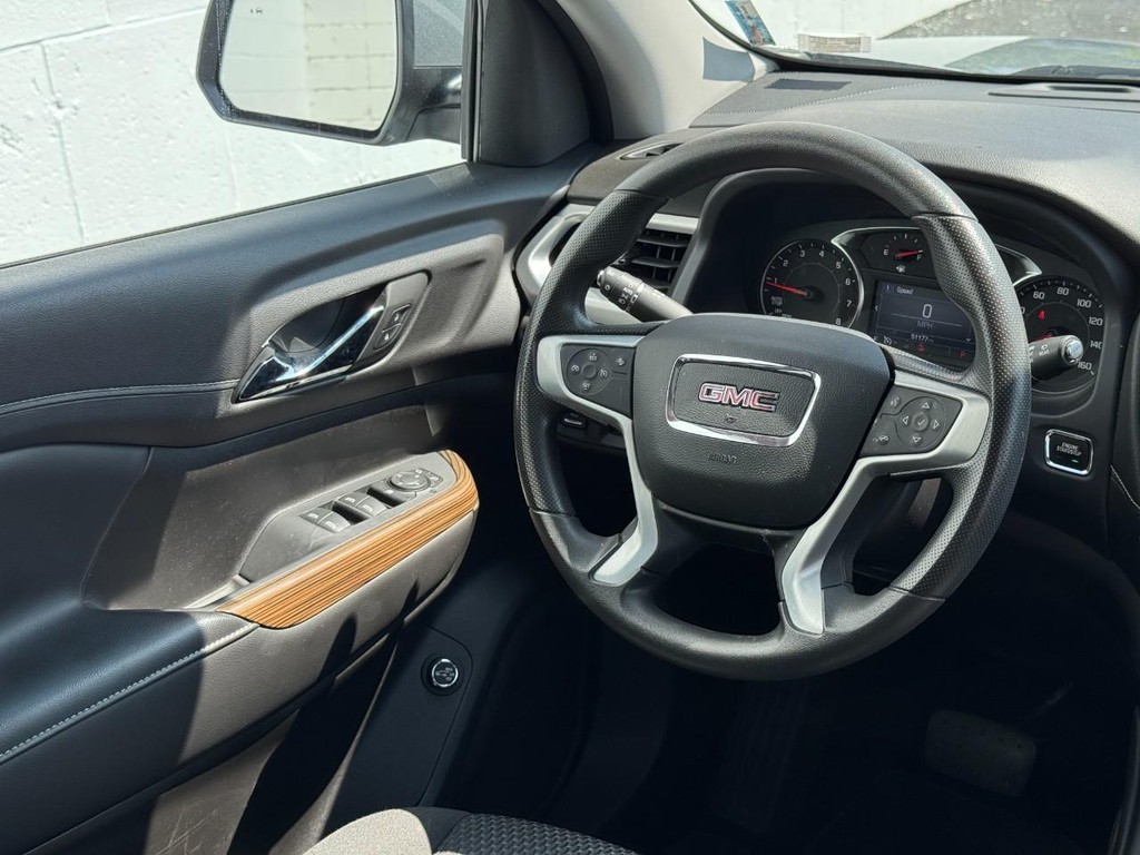 GMC Acadia Vehicle Full-screen Gallery Image 12