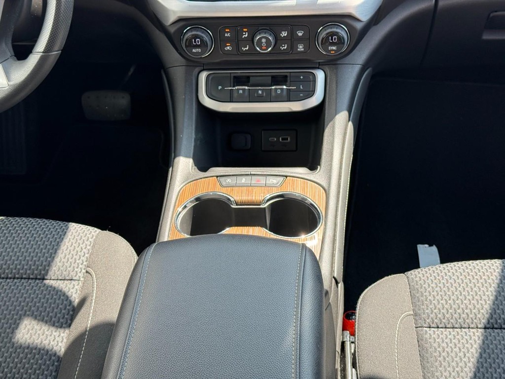 GMC Acadia Vehicle Full-screen Gallery Image 14